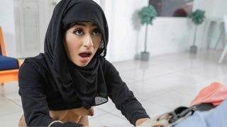 Petite Muslim hottie Binky Beaz shows off her oral skills to her neighbor - redwap.me on ipornview.com