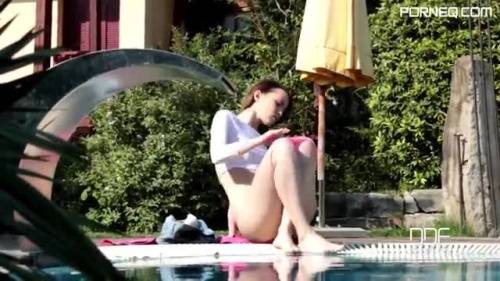 Girl masturbating by the pool - new.porneq.com on ipornview.com